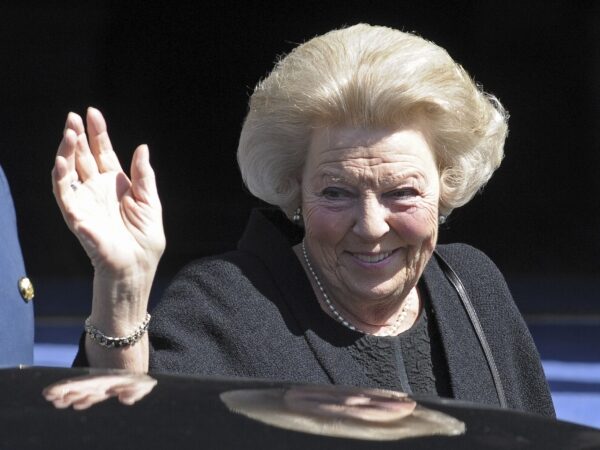 Mbretëresha holandeze ia lë fronin djalit të saj