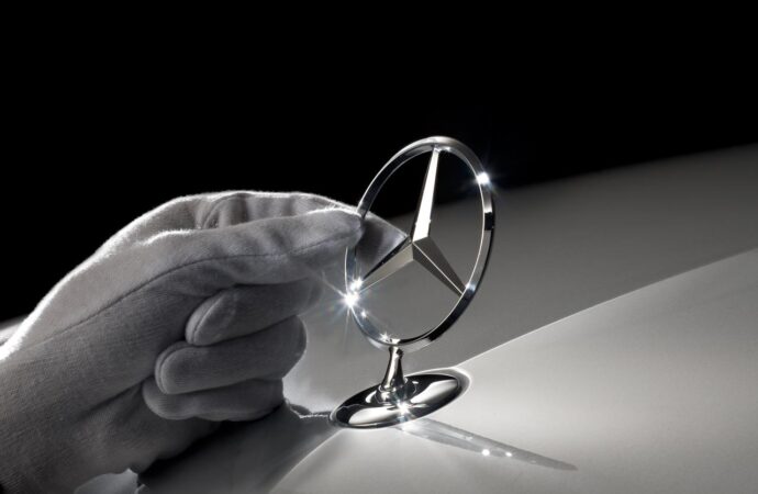 Mercedes-Benz shton kodet QR për të ndihmuar udhëtarët në rast aksidenti