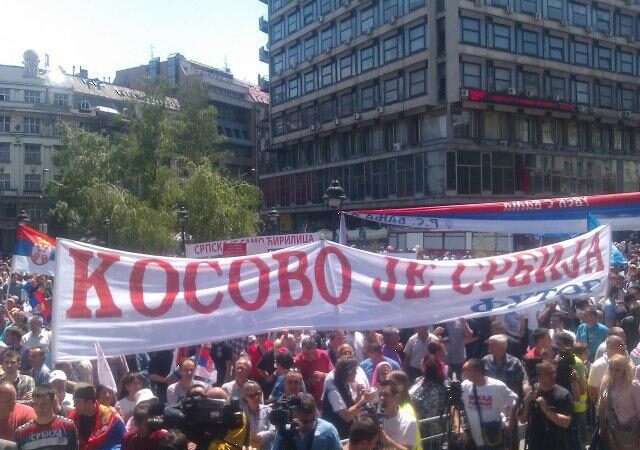 Serbët e veriut të Kosovës protestojnë në Beograd