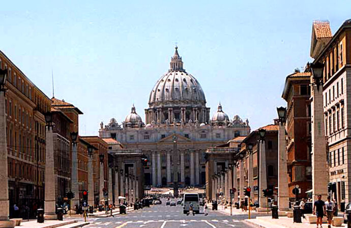Vatikan, tri arrestime për korrupsion