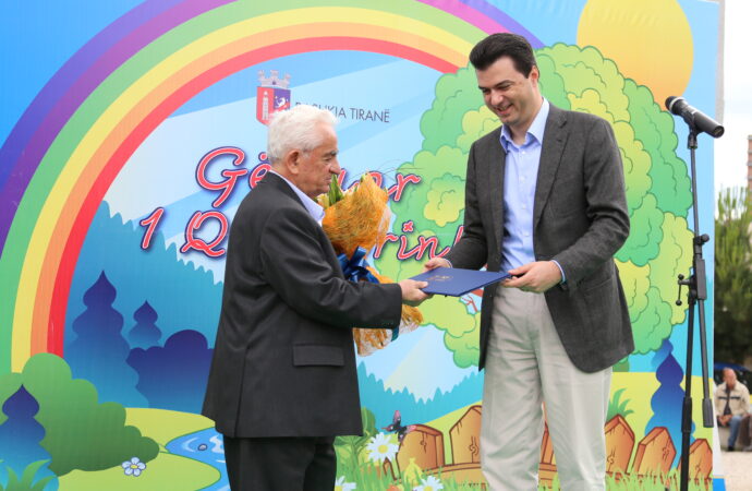 Gaqo Bushaka nderohet me çmimin “Mirënjohja e Tiranës”