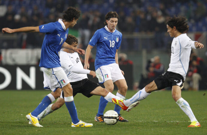 Italia luan e sakatuar përballë Uruguajit
