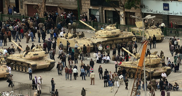 Egjipt, ushtria garanton protesta paqësore