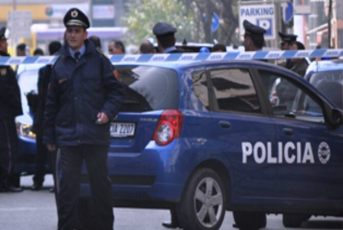Tiranë, oficeri përplas kalimtarin