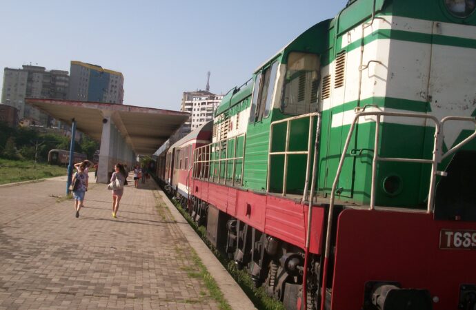 Linja e trenave Durrës-Tiranë, nga e hëna deri në Vorë