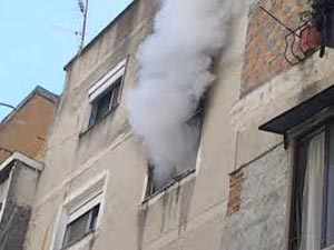 Durrës, zjarr në pallat