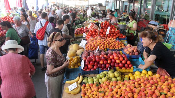 Tregtarët e fruta-perimeve: Nuk blen njeri, po i hedhim në kosh
