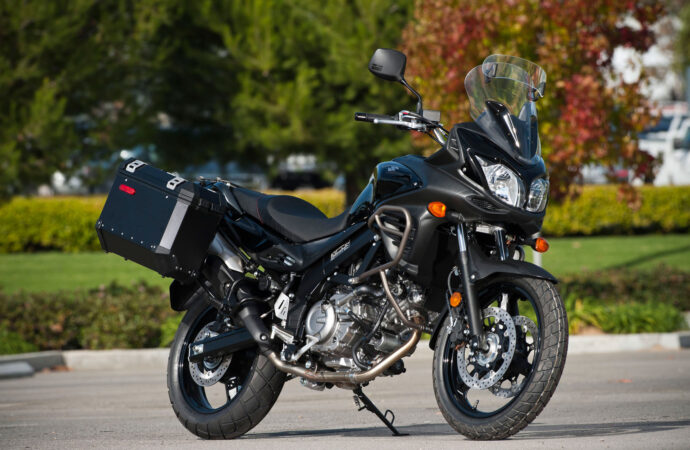 Tiranë, katër persona i grabisin me dhumë motorin një të riu