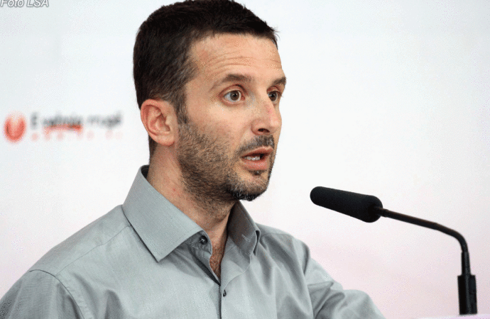 Presidenti Nishani ‘’Qytetar Nderi’’, Braçe: Nuk ke bërë asgjë në jetë