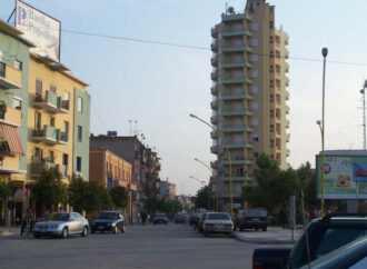 Kavajë, i vë flakën shtëpisë pastaj vetvritet