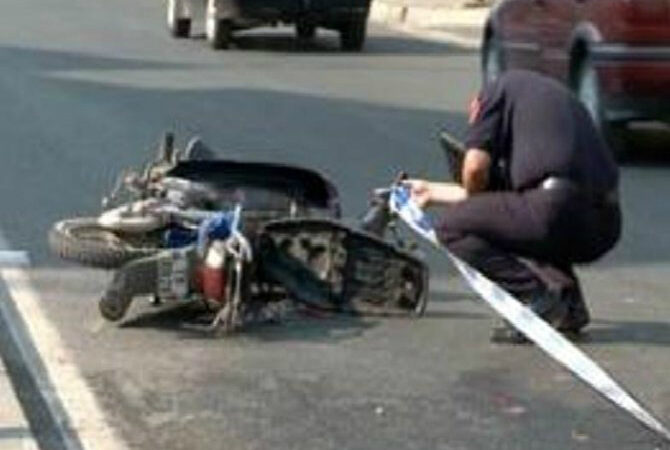 Tiranë, përplaset makina me një motor, 1 i plagosur