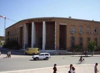 Qeveria në ikje merr borxh 10.9 miliardë lekë