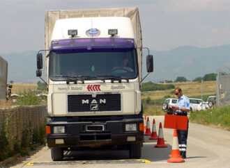 Tregtarët shqiptarë dhe kosovarë kundër barrierave doganore