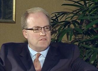 Jonathan Moore: Serbët të votojnë në zgjedhjet lokale të Kosovës