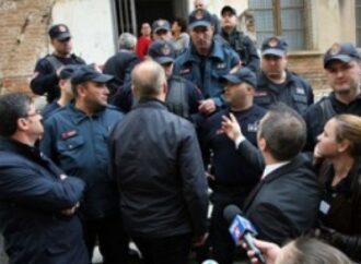 Policia përplaset me banorët në Kuçovë