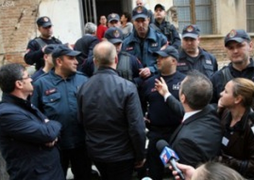 Policia përplaset me banorët në Kuçovë