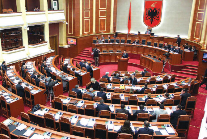 Nishani shpall dekretin, Parlamenti i ri fillon punimet më 9 shtator