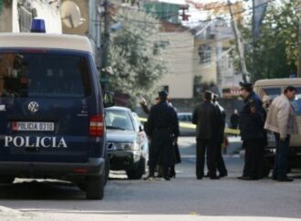 Fier, policia merr në mbrojtje familjarët e pengut në Angli