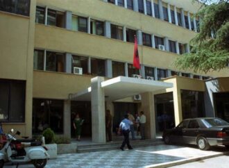 Turku me 3 martesa parale kërcënon shqiptaren: Nëse lidhesh unë të vras!