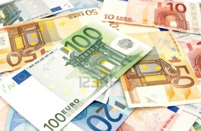 Euro këmbehet me 140.42 lekë
