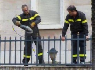 Veç kangjellave shembet edhe muri anësor i kryeministrisë