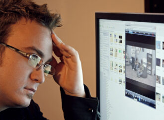 Si të mos i dëmtojmë sytë kur jemi para kompjuterit