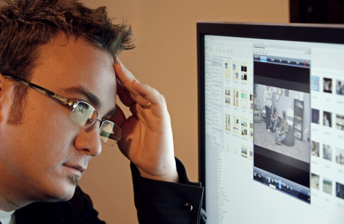 Si të mos i dëmtojmë sytë kur jemi para kompjuterit