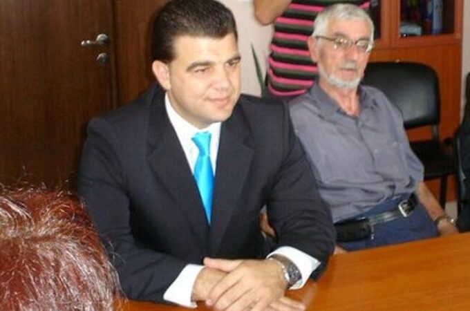 Andrea Mano, Prefekti i Korçës me ikjen e PD-së jep dorëheqjen