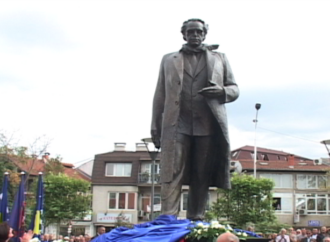 Përurohet  shtatorja e ish-presidentit Rugova