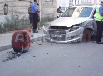 Audi përplas 6 makina