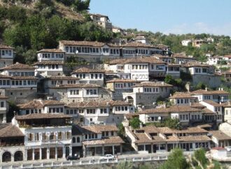 Shkëputet porta e hekurit, vdes fëmija 5-vjeçar në Berat