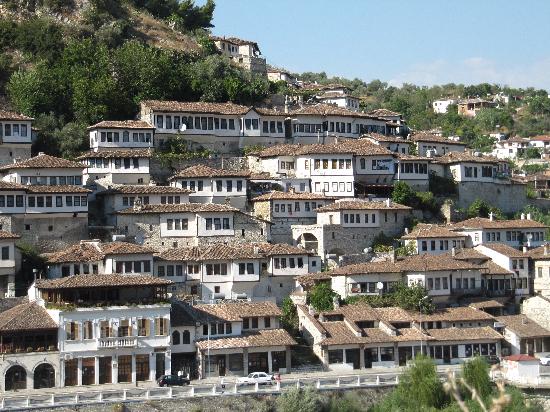 Shkëputet porta e hekurit, vdes fëmija 5-vjeçar në Berat