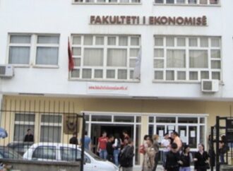Protestë e  pedagogëve dhe studentëve  të Fakultetit Ekonomik