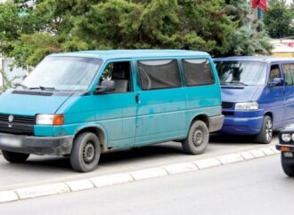 Furgonat e rrethëve bllokojnë vendin në QSUT