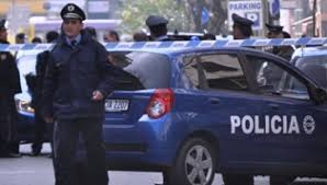 Dy të dehur ushtrojnë dhunë fizikë ndaj uniformave blu