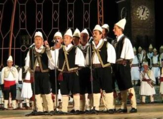 Gjirokastër, koncerti folklorik bashkon artistët shqiptarë dhe grekë