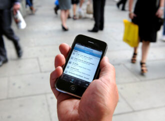 Ngacmon vajzën në telefon, arrestohet nga policia