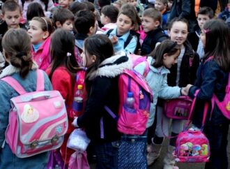 Nis viti i ri shkollor, Nishani uron nxënësit dhe mësuesit