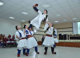 Zhvillohet konkursi “Të kërcejmë mes valleve dhe melodive popullore shqiptare”, bëhen bashkë ansamblet e të rinjve