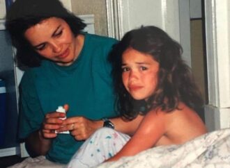 Rita Ora poston foton identike me mamanë e saj