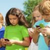 Shteti britanik u rrëmben fëmijët prindërve që nuk i mbrojnë nga varësia e telefonave
