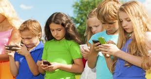 Shteti britanik u rrëmben fëmijët prindërve që nuk i mbrojnë nga varësia e telefonave