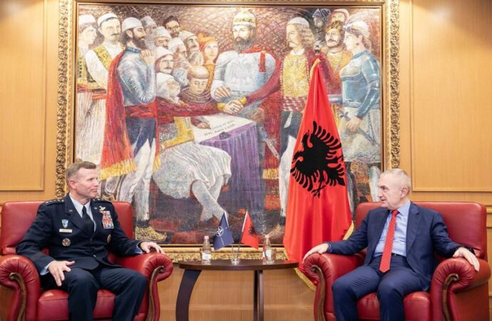 Gjenerali Tod Wolters takon presidentin Meta në Tiranë