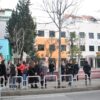 Tashmë studentët e drejtësisë së universitetit të tiranës e kanë një “zgjidhje”. Pranë gjimnazit “Petro Nini Luarasi” në orën 14:00 mund të ndjekin leksionet  normalisht.