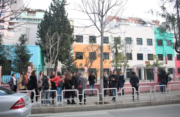 Tashmë studentët e drejtësisë së universitetit të tiranës e kanë një “zgjidhje”. Pranë gjimnazit “Petro Nini Luarasi” në orën 14:00 mund të ndjekin leksionet  normalisht.