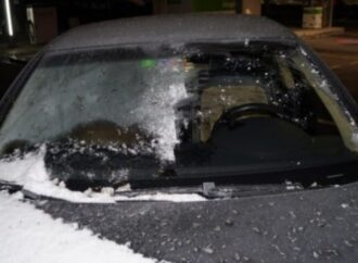 Policia zviceriane, gjoba për ata që nuk pastrojnë akullin nga veturat