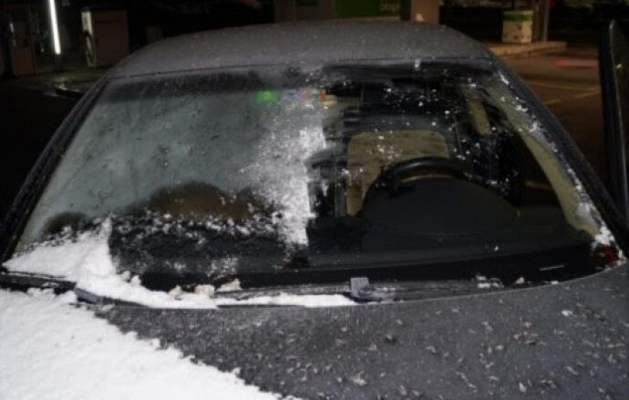 Policia zviceriane, gjoba për ata që nuk pastrojnë akullin nga veturat