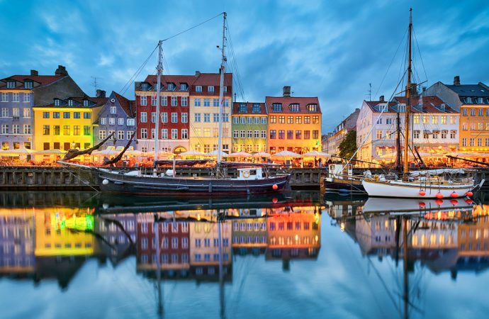 Danimarka bëhët vendi i parë në Europë që heq kufizimet e Covid-19