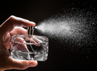 6 sekrete sesi parfumi juaj të zgjasë më shumë