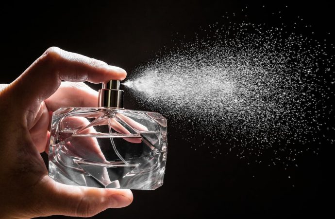 6 sekrete sesi parfumi juaj të zgjasë më shumë